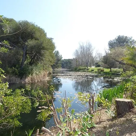 Vue Dans Grand Domaine Avec Piscine. Apartment Six-Fours-les-Plages