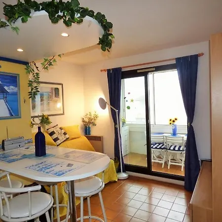 Vue Dans Grand Domaine Avec Piscine. Apartment