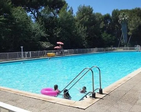 Vue Dans Grand Domaine Avec Piscine. * Six-Fours-les-Plages