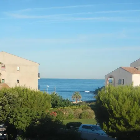 Vue Dans Grand Domaine Avec Piscine. Apartment