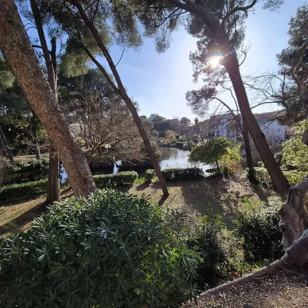 Vue Dans Grand Domaine Avec Piscine. Apartment Six-Fours-les-Plages